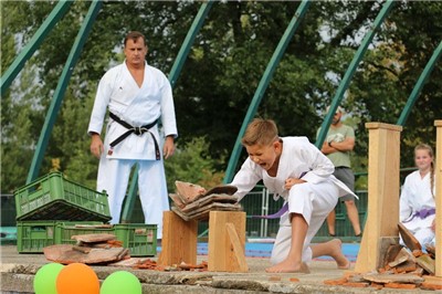 Ukázka karate v Lovosicích pro charitativní akci